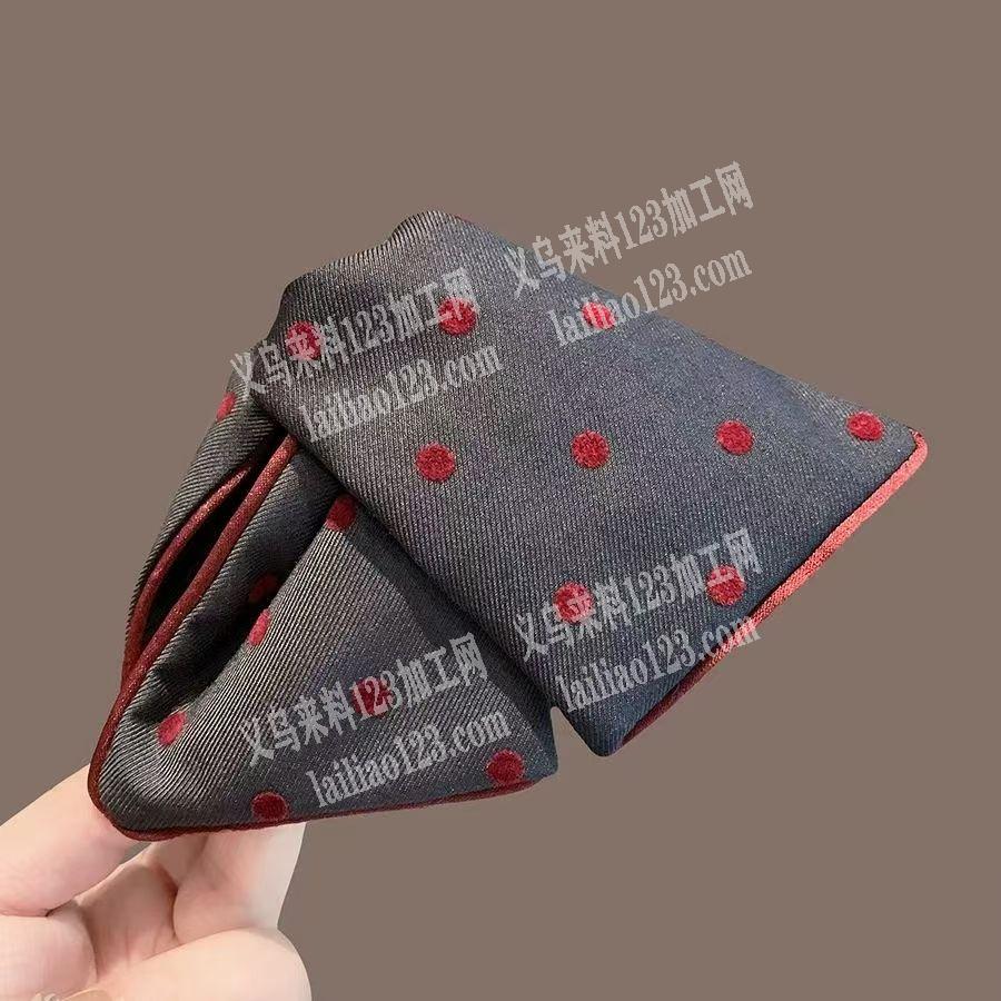 粘布艺抓夹的手工活。如图，粘胶的手工活外