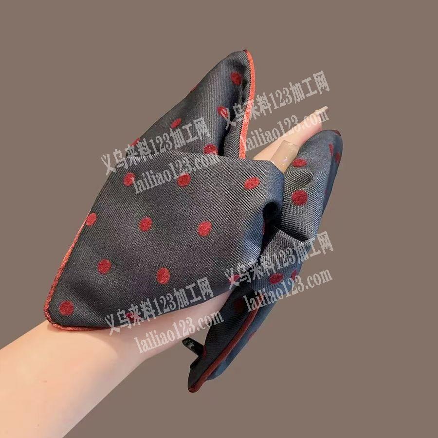 粘布艺抓夹的手工活。如图，粘胶的手工活外