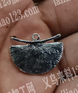 【翻砂 外发】合金饰品吊坠订单，寻找厂家，请联系详谈。
