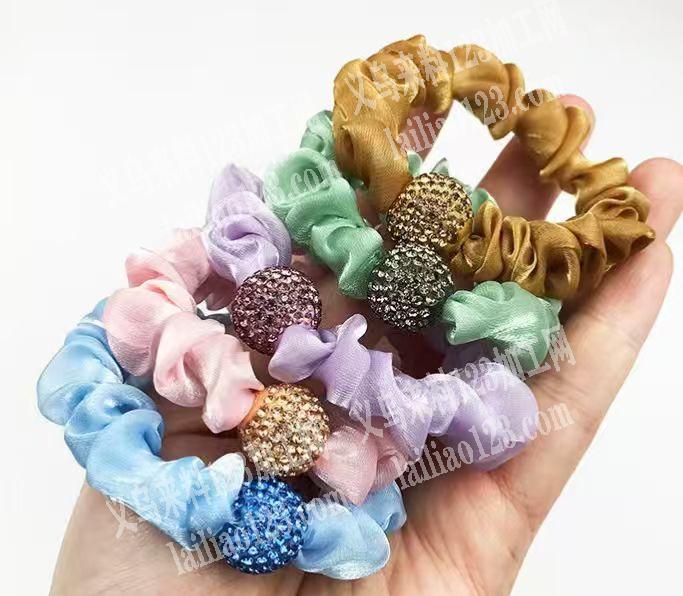 小肠圈平车活外发加工。如图。是小布艺发圈