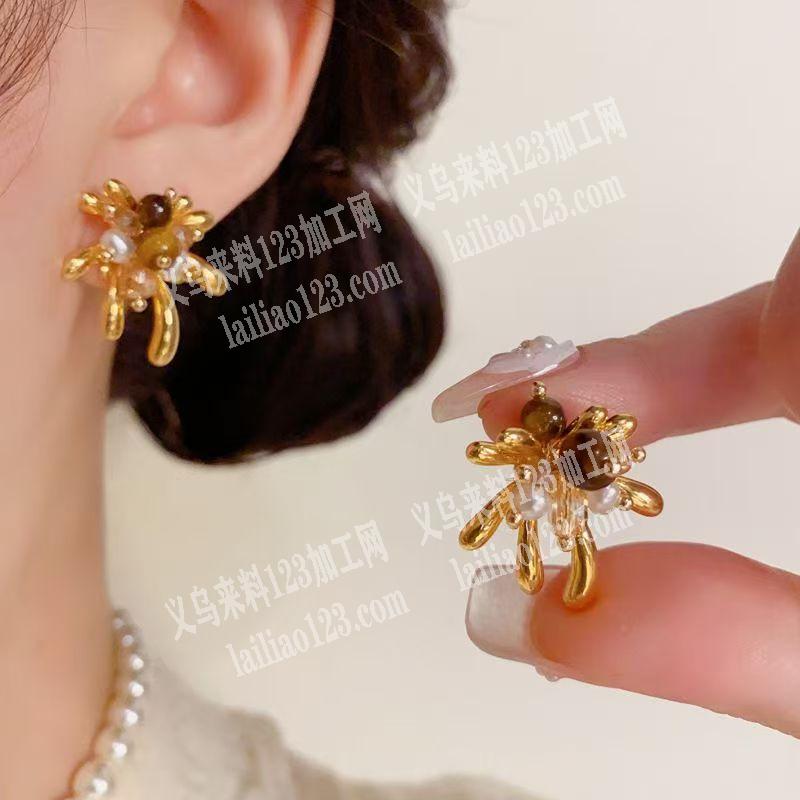 弯9字针+穿珠子+绑鱼线+编织成花朵耳环