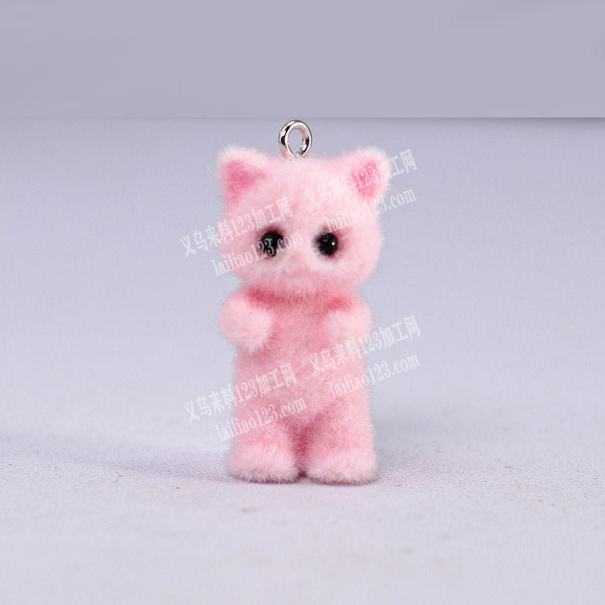 这个植绒的小猫咪挂件上面粘眼睛，点眼睛的