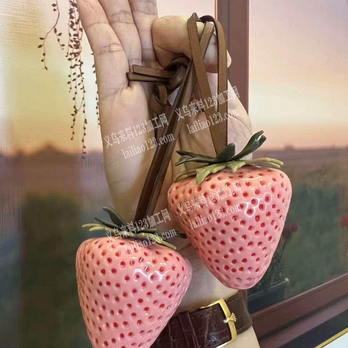 这个草莓挂件上面的点点里面做点油外发加工