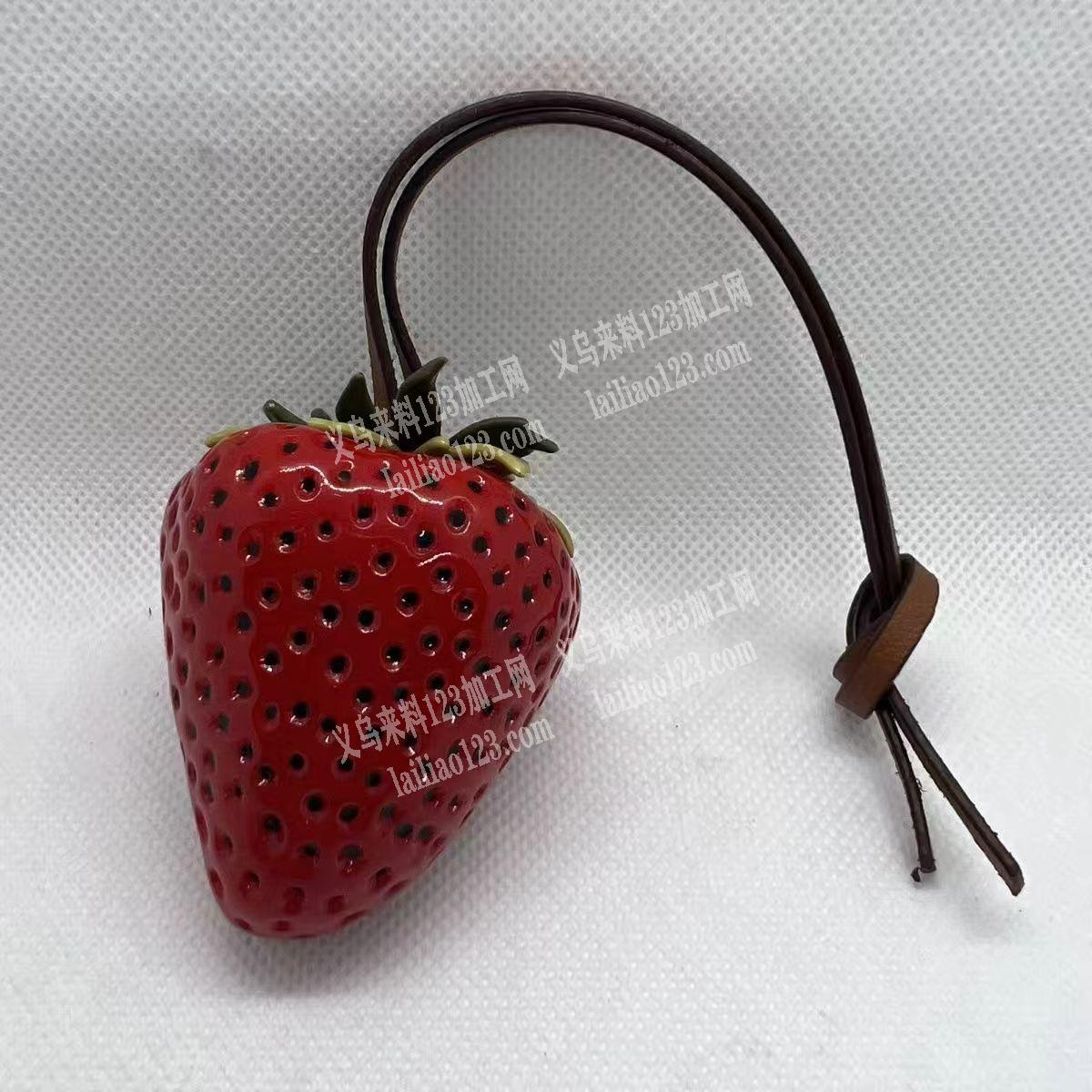 这个草莓挂件上面的点点里面做点油外发加工