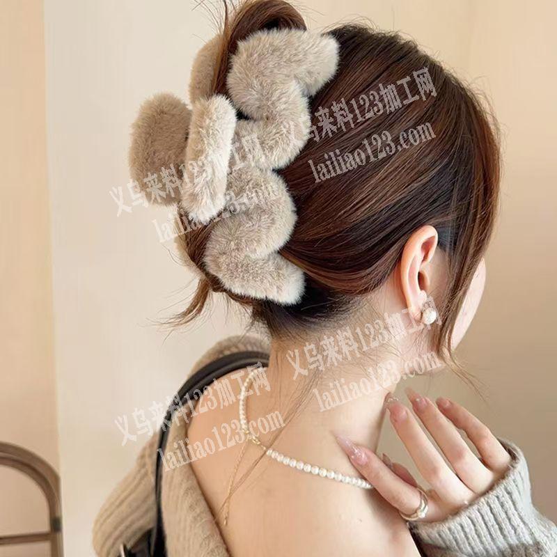 抓夹上面粘毛绒贴片的手工活外发加工，寻找