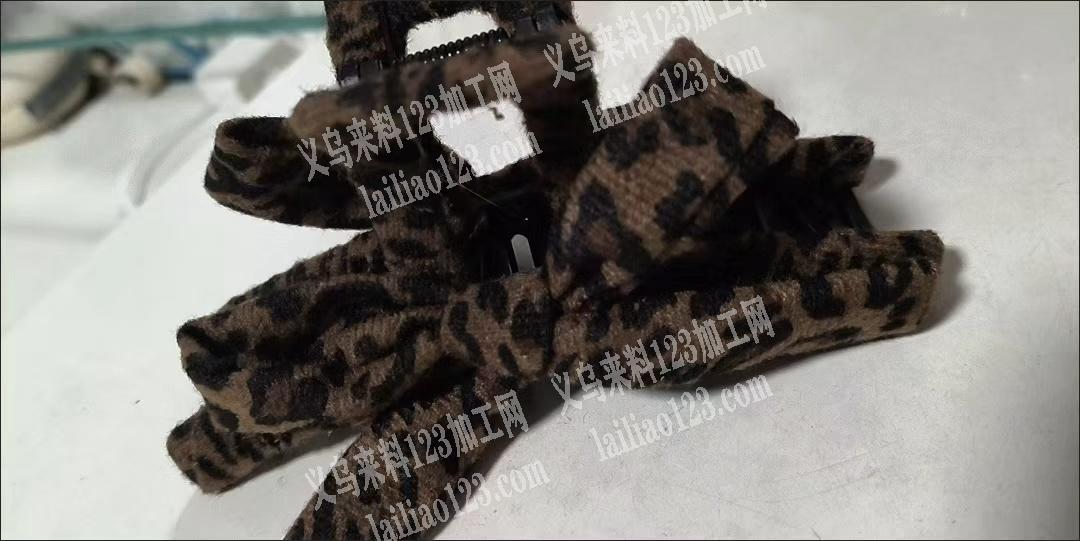 抓夹手工活外发。绕布条的手工活。如图。寻