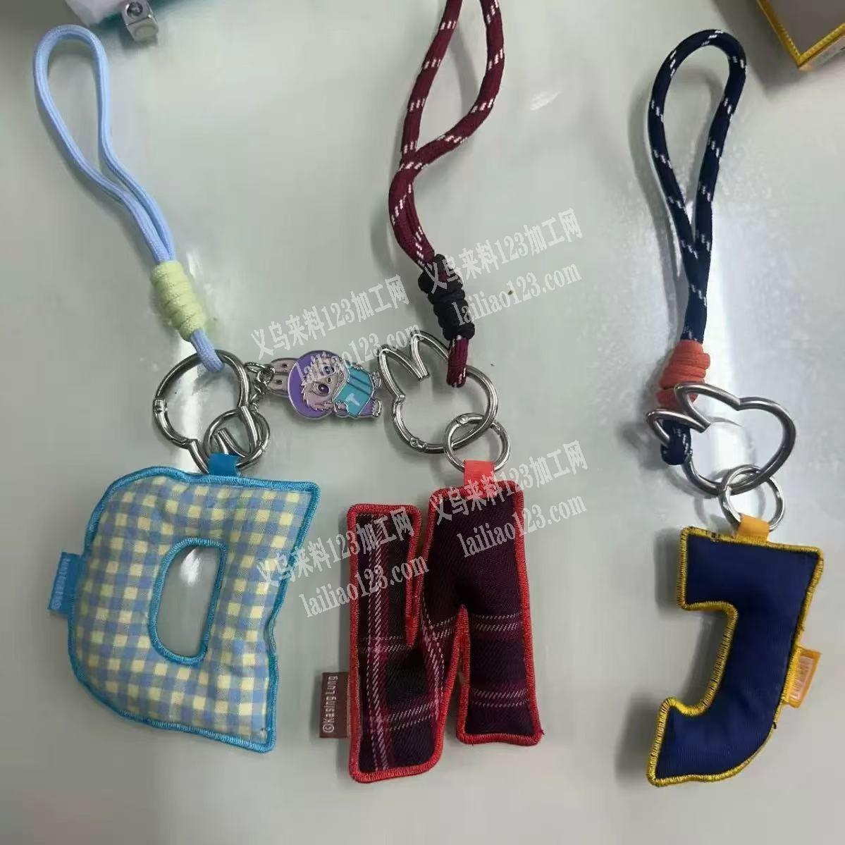 布艺字母挂件外发加工《车缝+密拷》，如图