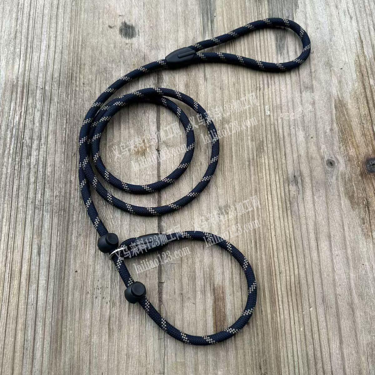 绳子穿扣子和塑料配件的手工活，如图，寻找