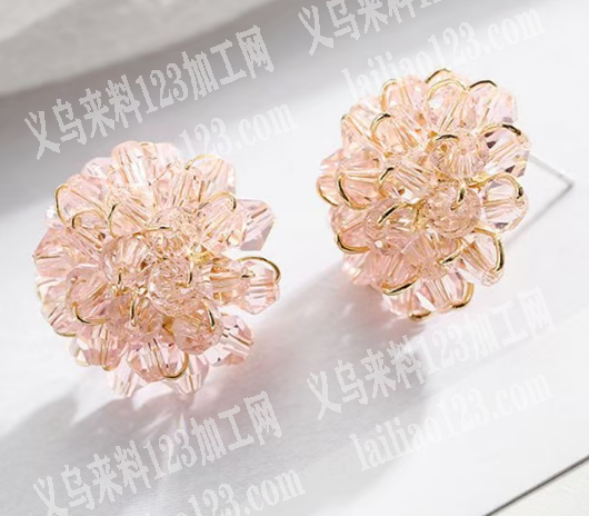 穿珠子编织成花朵做成耳环的手工活外发，如