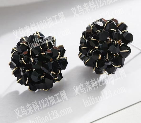 穿珠子编织成花朵做成耳环的手工活外发，如