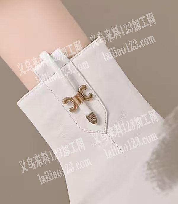 采购如图鞋扣。寻找厂家，请联系详谈微信详