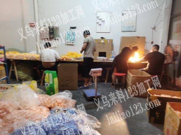 承接手工活，玩具类组装，包装贴标，粘眼睛，打胶枪，等各种手工