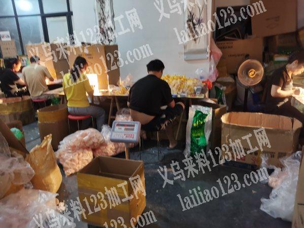 承接手工活，玩具类组装，包装贴标，粘眼睛，打胶枪，等各种手工