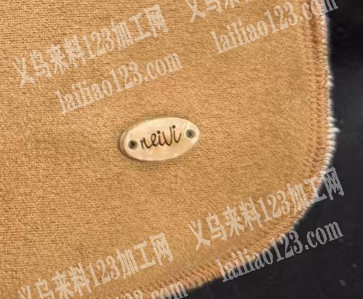 机器钉标，标逢在麂皮绒复合毛绒面料上，料