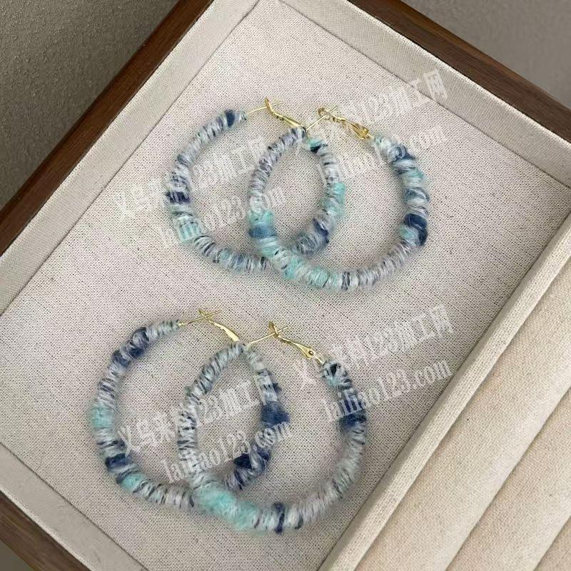 耳环上面绕毛绒毛线的手工活，寻找会做的手