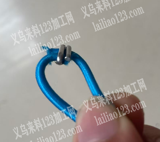 打扣外发加工，如图，看图，在这个松紧上面