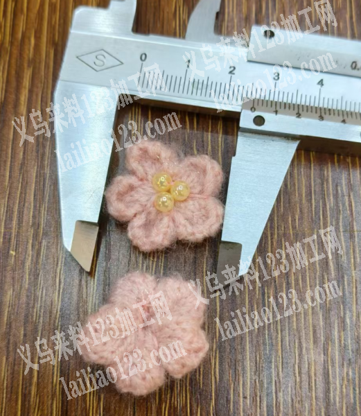 毛线钩针编织的，应该是机器编织的，能做的