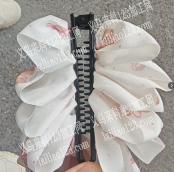 这个粘胶的手工活要外发，是把这个布艺的花