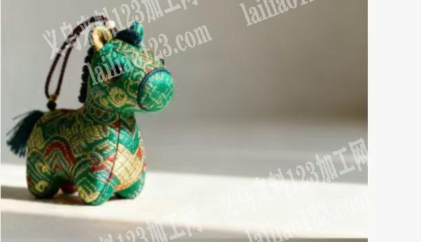 如图公仔挂件订单外发，要做过类似产品的，