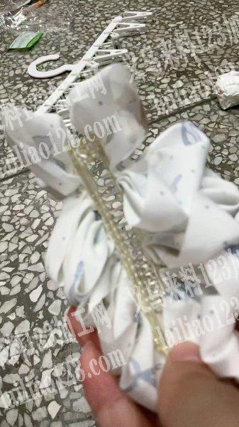 香蕉夹上面粘布条手工活外发，如图，寻找会