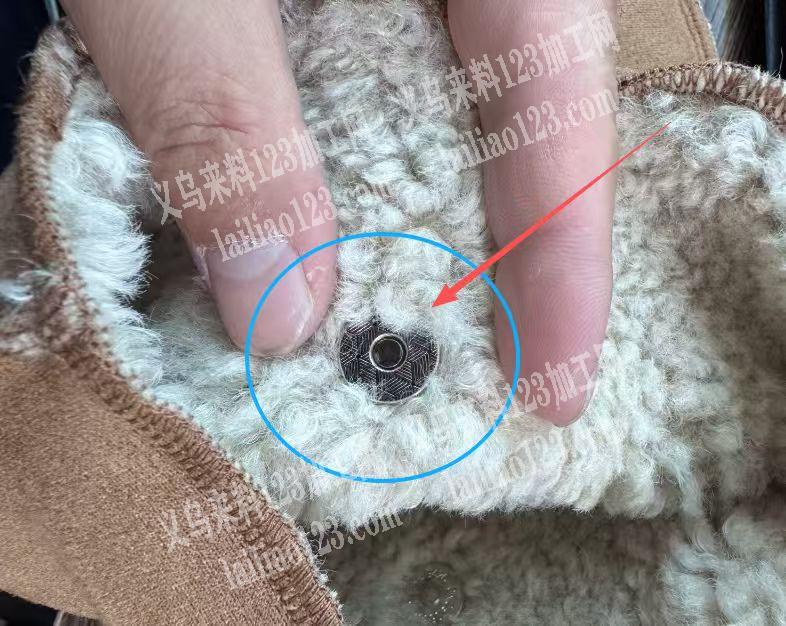 毛绒上面打磁铁扣。如图。找厂家，请联系详