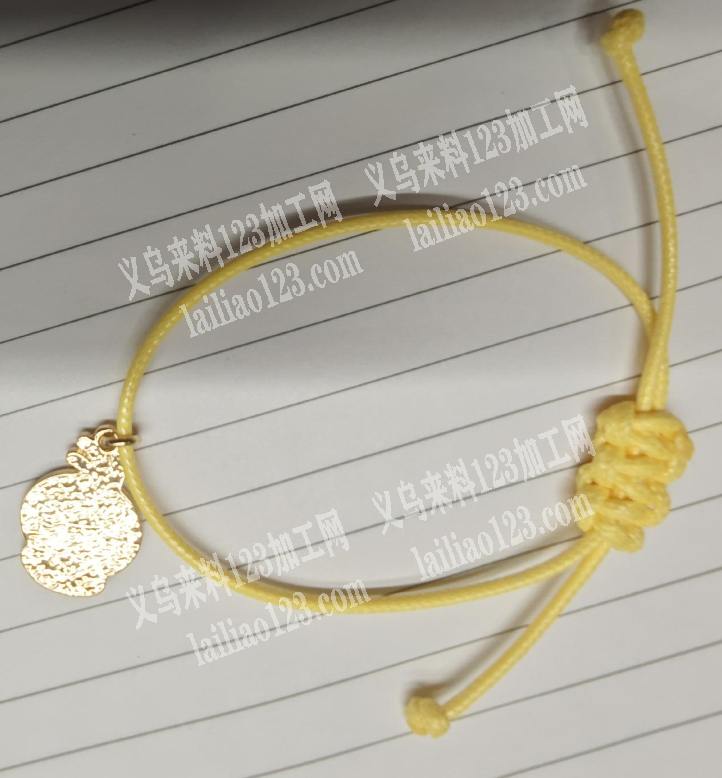 大量手链编织打结的手工活外发，如图，打这