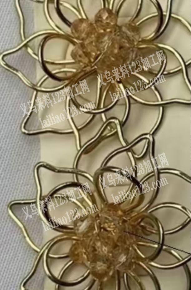 花朵穿珠子编织的手工活外发加工。如图，会