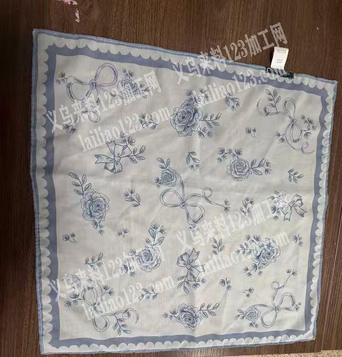 这个围巾需要卷边外发加工。寻找卷边的加工