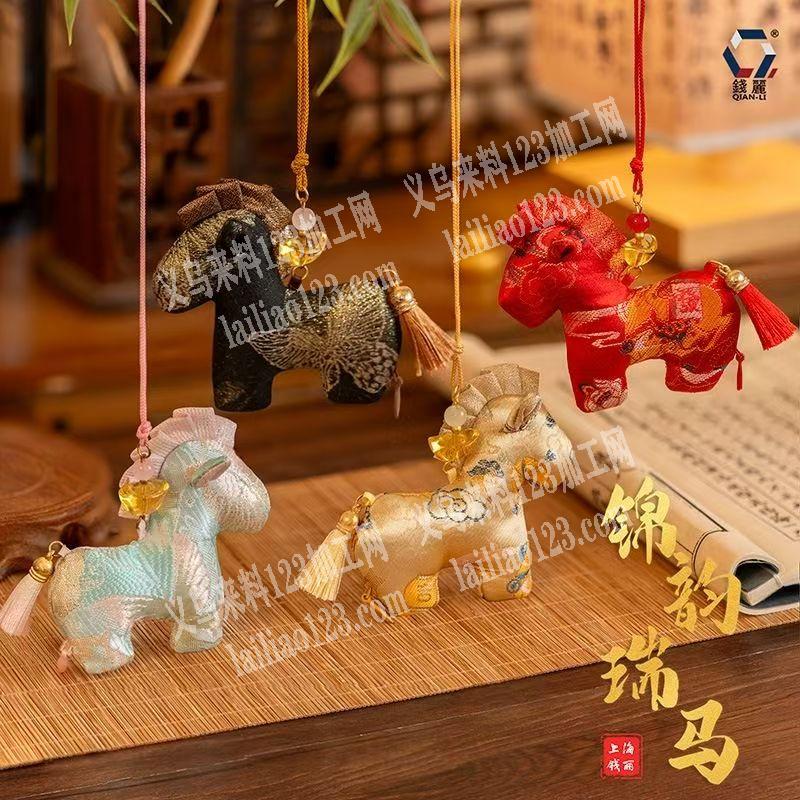 如图公仔挂件外发，寻找工厂，要求：要有做