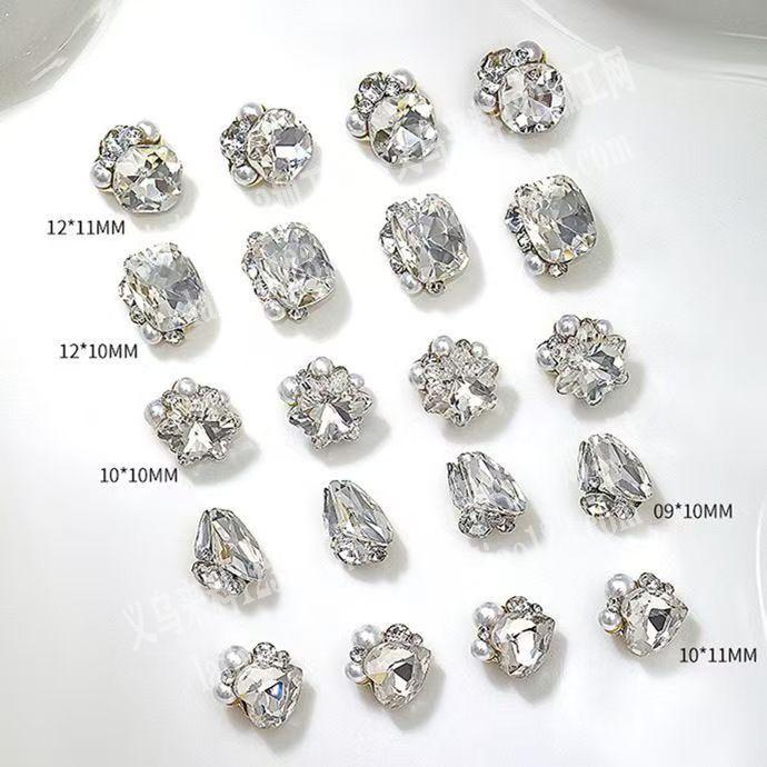 20-30万点钻外发。如图。美甲上面点钻