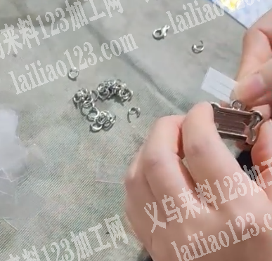 插卡片+挂圈+上2个卡扣的手工活外发加工