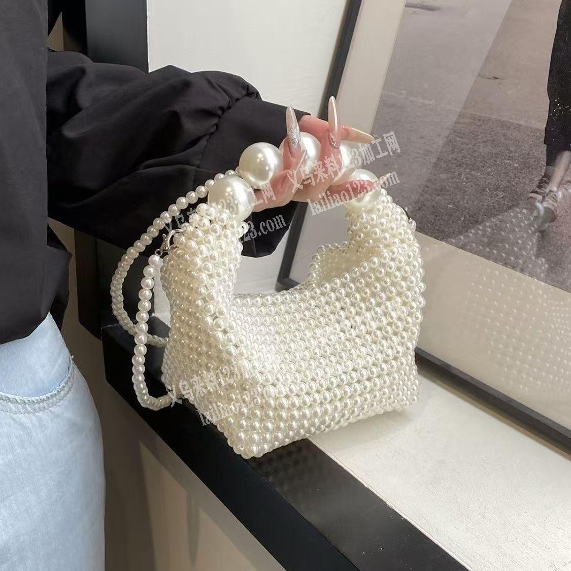 复杂穿珠子编织包包。这样的，谁家会做联系