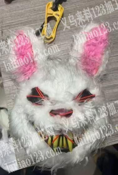 粘胶的手工活外发加工，粘这个面具上面的毛