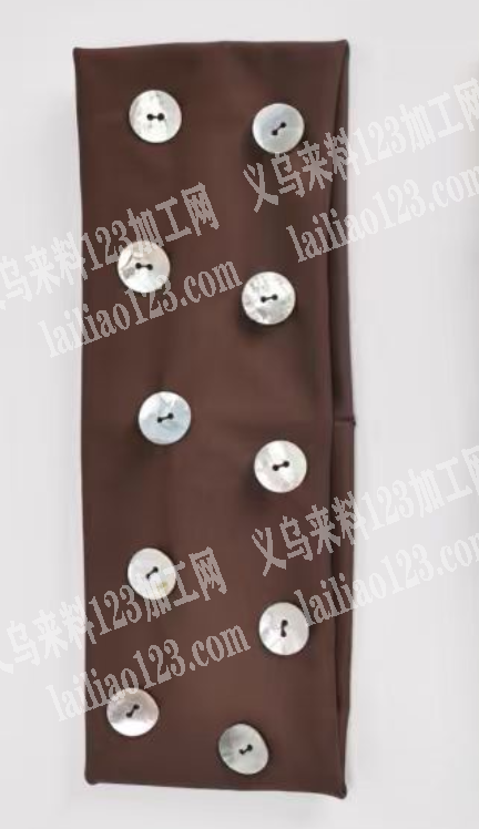 大量布艺上面钉纽扣外发加工，寻找加工厂，