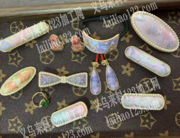 这类饰品有订单，寻找厂家，请联系详谈，长