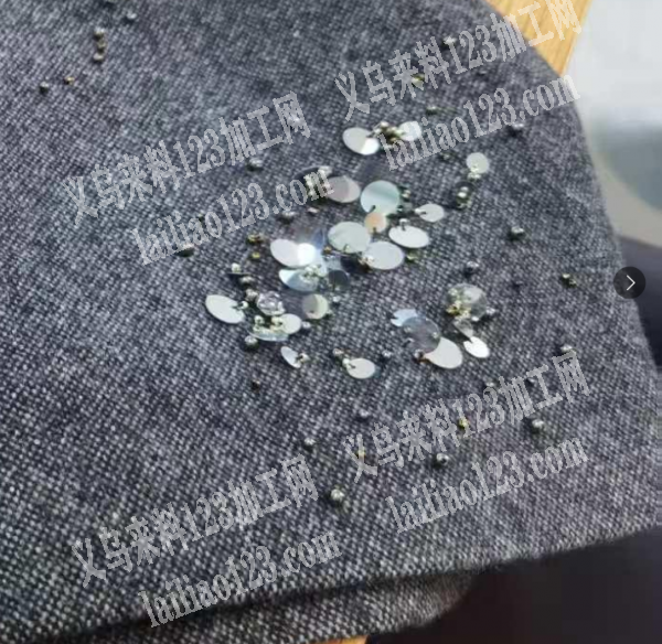 服装上面手缝钉珠外发加工，如图，寻找会做