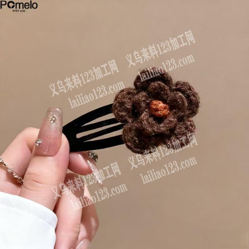 毛线钩针编织花朵的手工活，寻找会做的手工