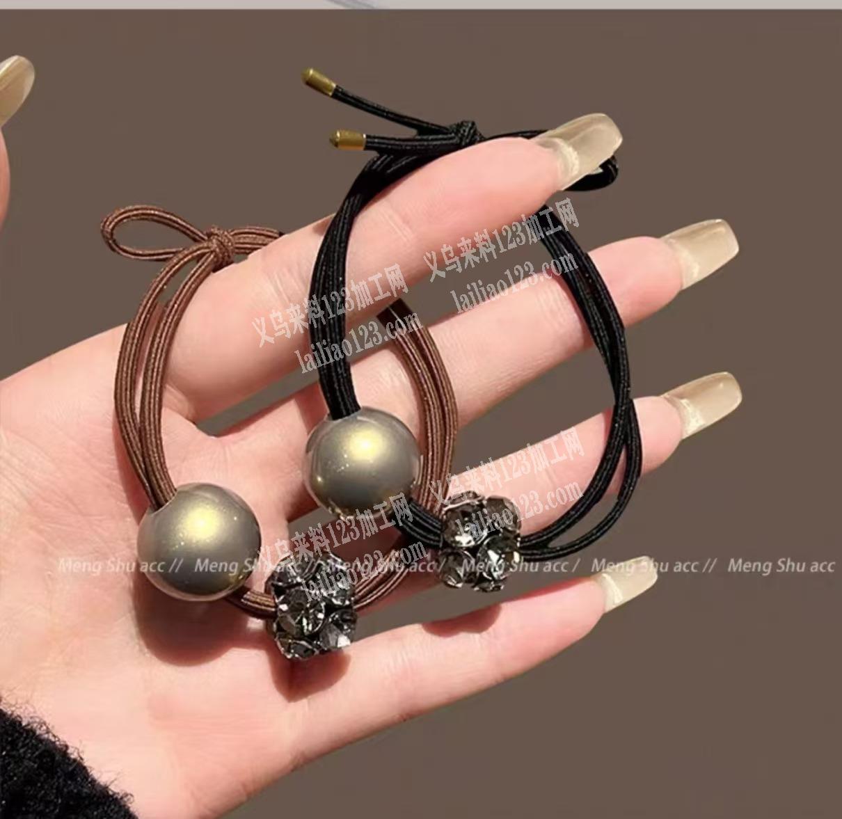 皮筋发圈手工活外发。如图。寻找串珠打结的