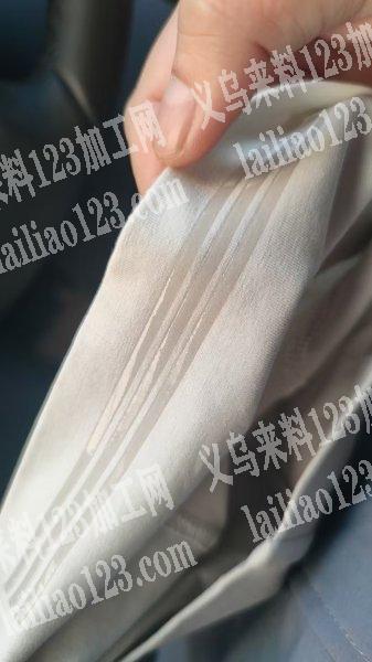 服装上面压胶外发加工，如图，寻找加工厂，