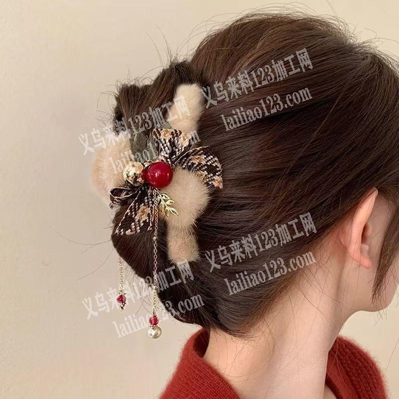 寻找格子布蝴蝶结圣诞抓夹成品，如图，采购