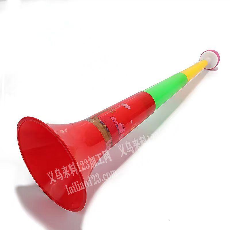 大量塑料喇叭和布艺国旗，如图两种，有订单