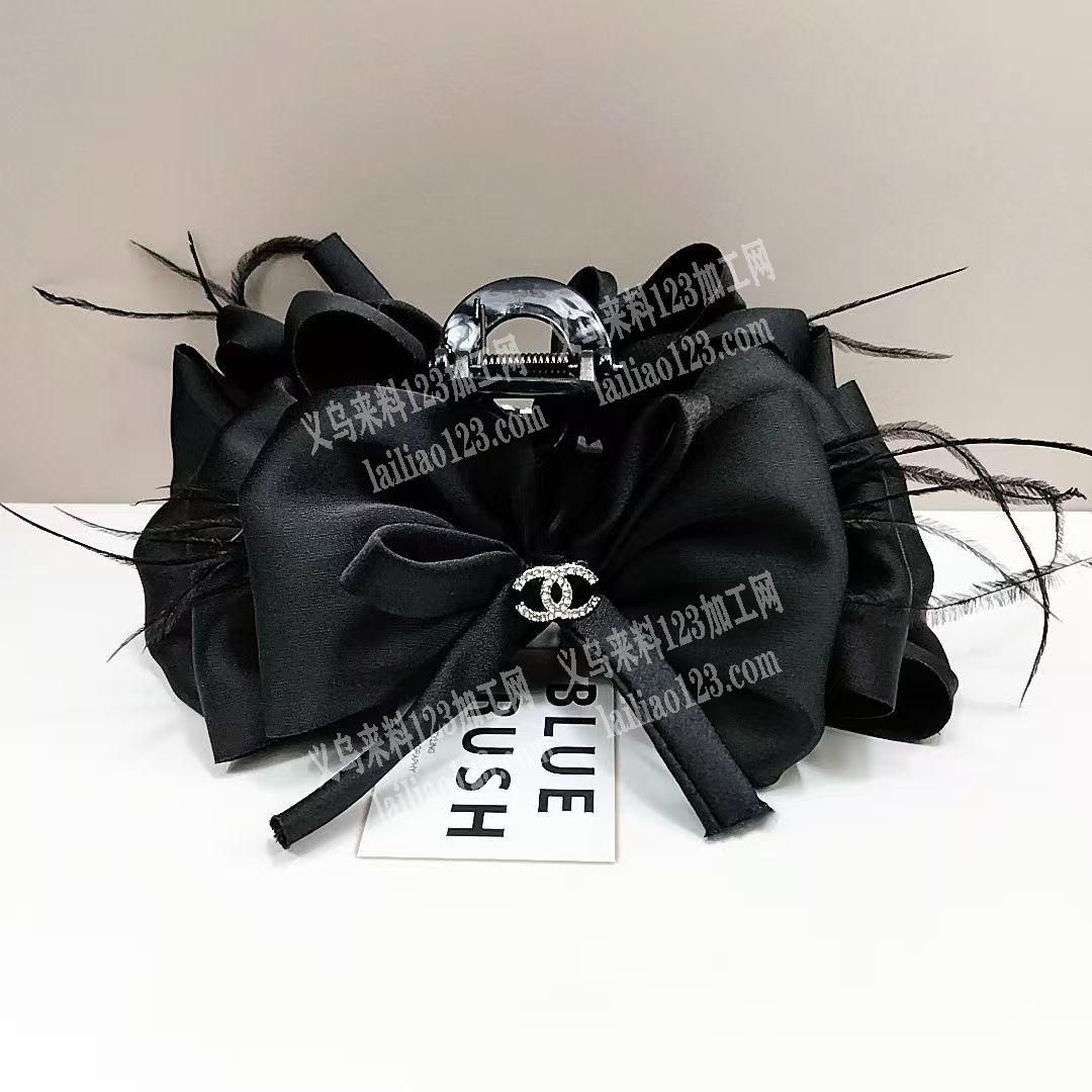 大量粘胶的手工活，这个布艺抓夹粘胶的手工