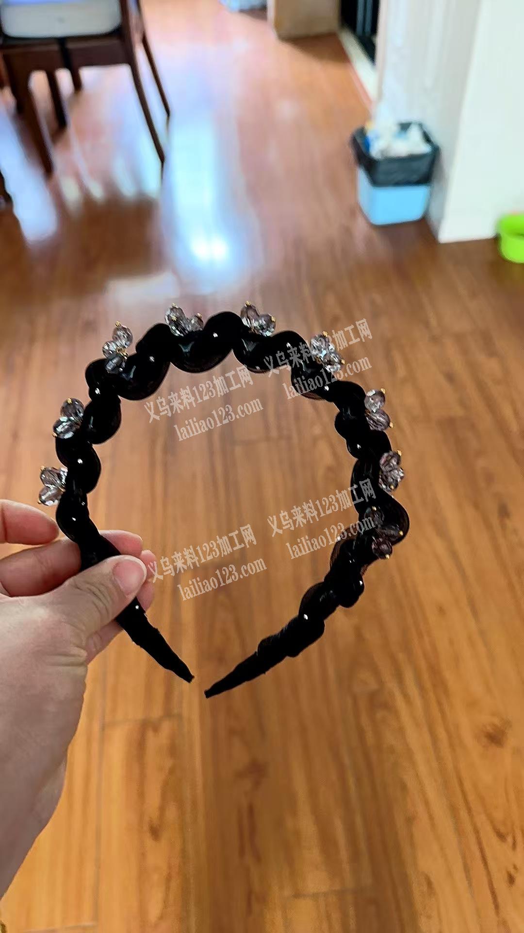 大量这头箍的手工活，外发加工，绕这个布料