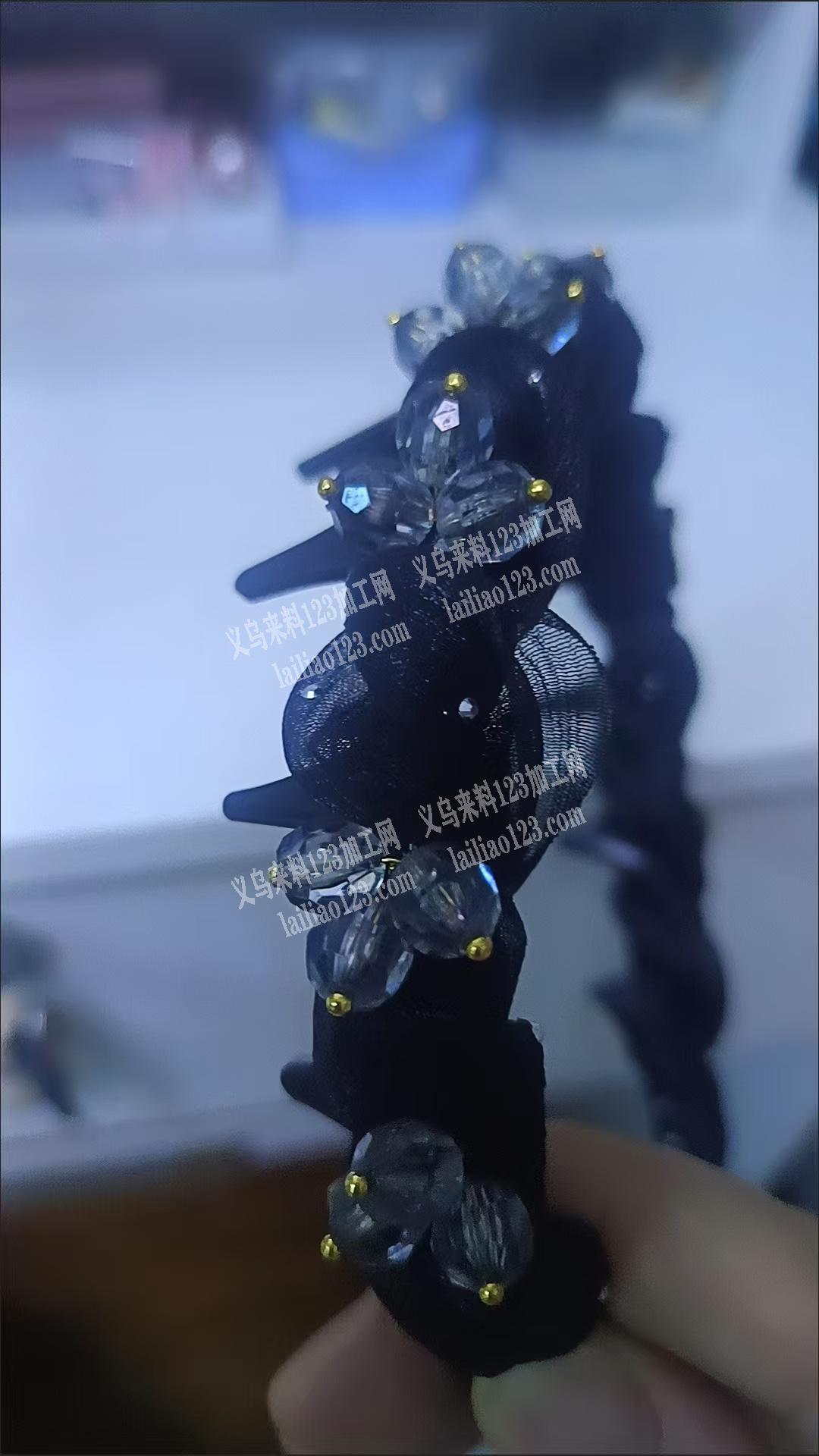 大量这头箍的手工活，外发加工，绕这个布料