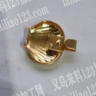 寻找可以加工这个铆钉扣的，。能把铁皮勾和