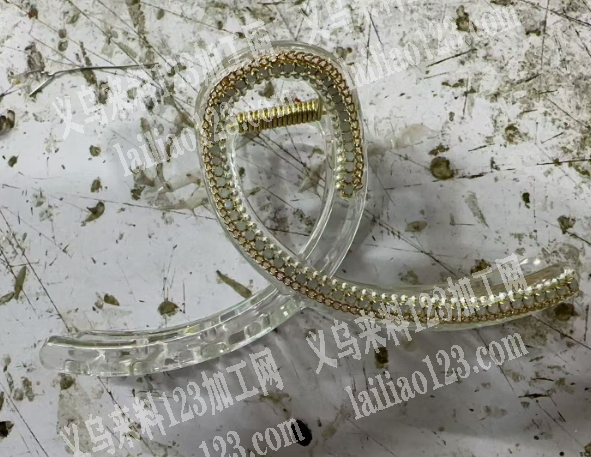 大量，围链条粘链条的手工活外发，如图，抓