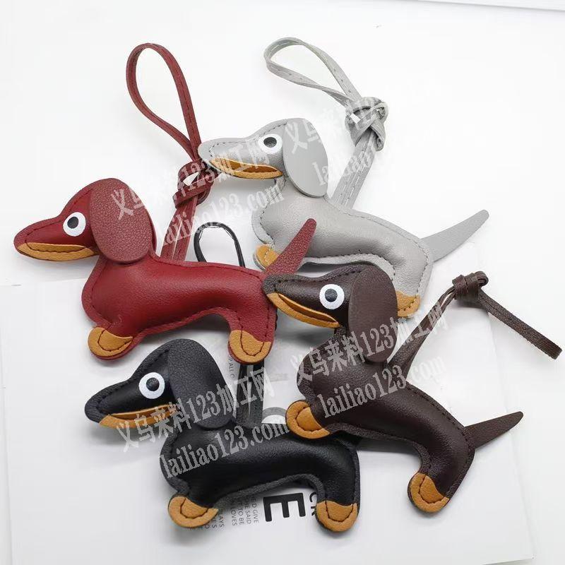 大量腊肠狗皮革挂件订单，如图