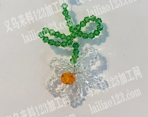 长期有鱼线穿米珠编织的手工活外发，如图，