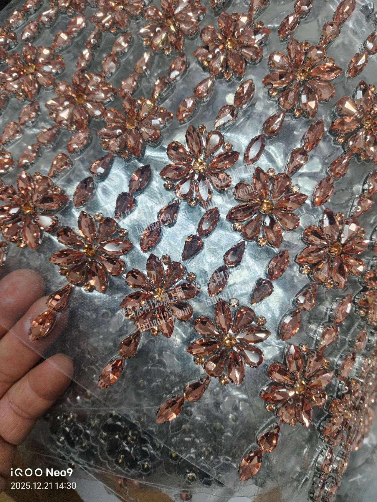 如图粘钻的手工活外发加工，具体怎么做，加