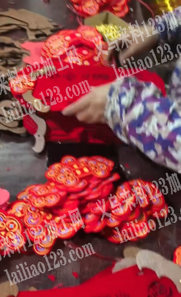 【看视频】大量贺年挂件组装的手工活外发，